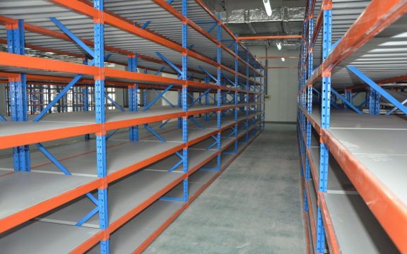 Виды металлических стеллажей для склада