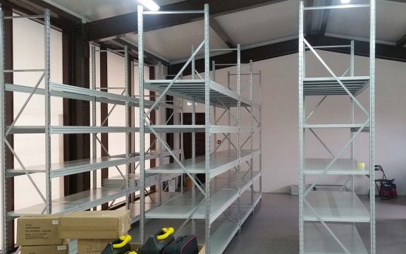 Особенности конструкций и назначение среднегрузовых стеллажей