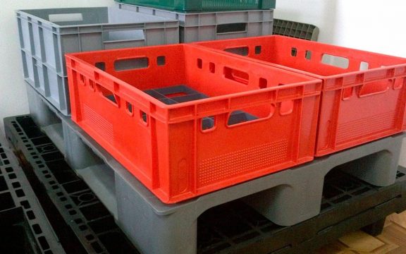 Как подобрать пластиковые контейнеры штучного хранения на склад?