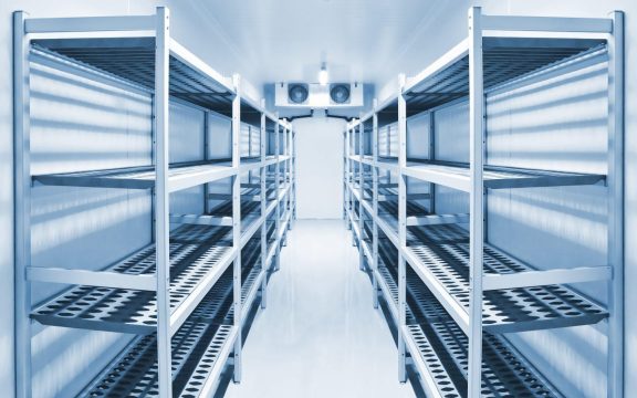 Стеллажи для складов-холодильников: требования и особенности