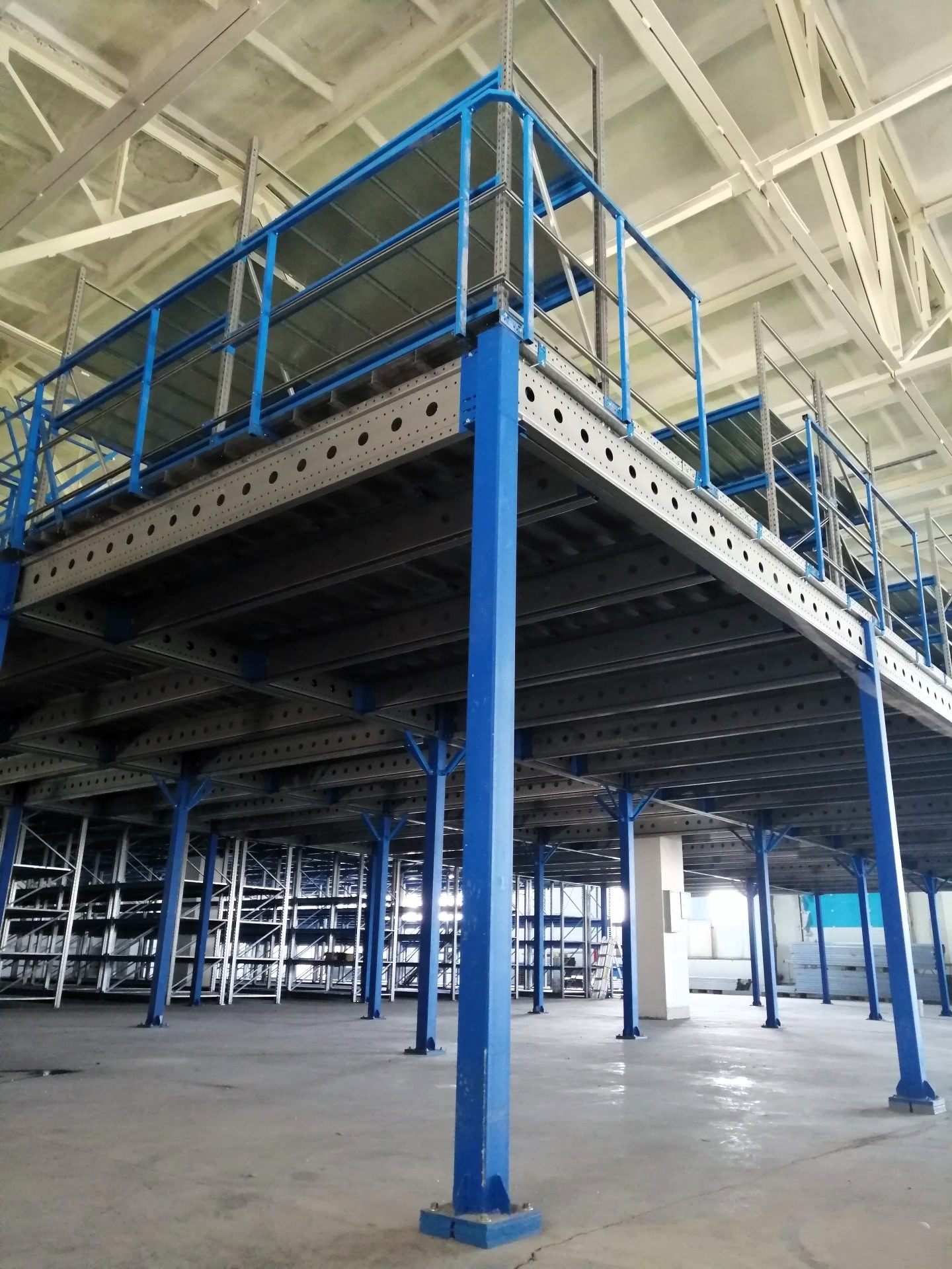 Изображение категории Мезонин на колоннах платформенный